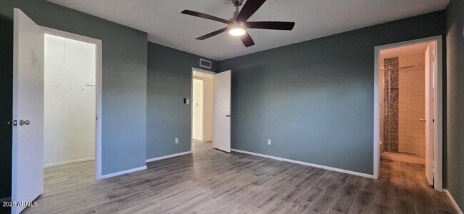 Building Photo - 2132 E Oxford Dr