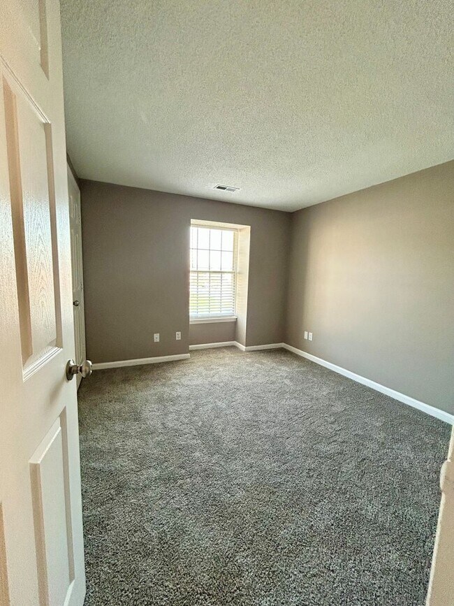 Building Photo - University Spacious 3rd floor Condo