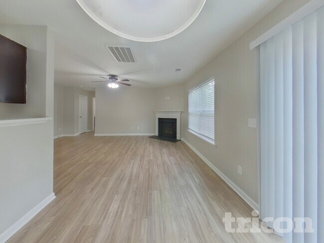 Building Photo - 750 Chariot Way