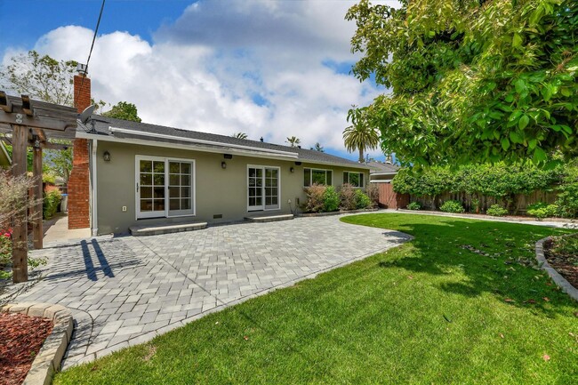 Building Photo - Charming Home in Fantastic Neighborhood in...