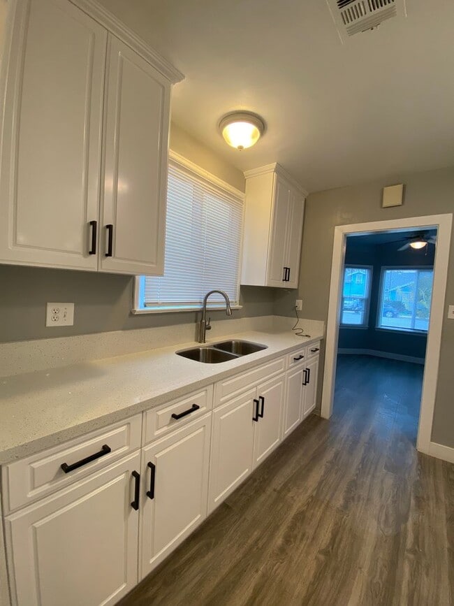 Building Photo - Follow the yellow brick to this Remodeled 2 BD 1 BA House in NE Bakersfield