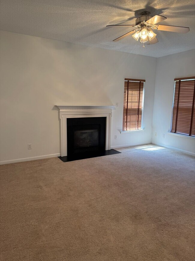 Building Photo - Wonderful 4 bedroom Home in Orchard Farms
