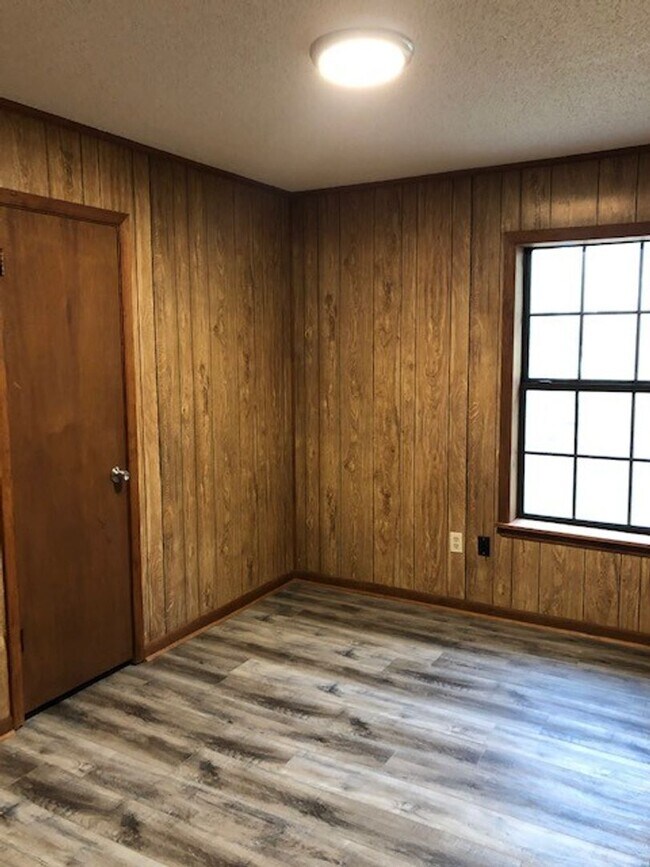 Building Photo - Renovated 3 Bedroom 1 Bath Home on 1 Acre for Rent!