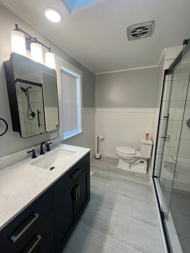 Building Photo - 5-Bedroom 2-Bathroom home