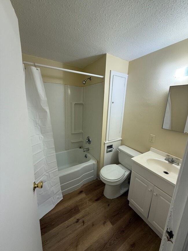 Building Photo - New 2 bed Duplex Listing!