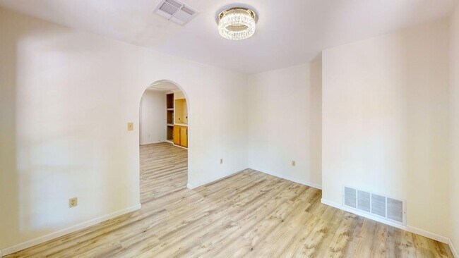 Building Photo - 403 Sunnyside Ave