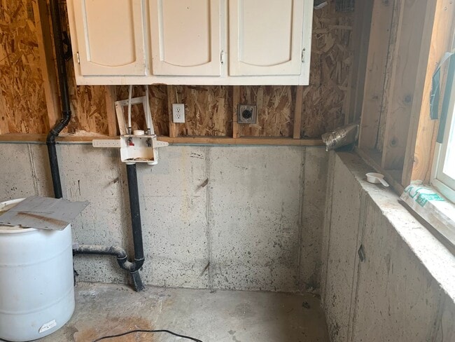 Building Photo - Spacious 5 Bedroom in Roy!