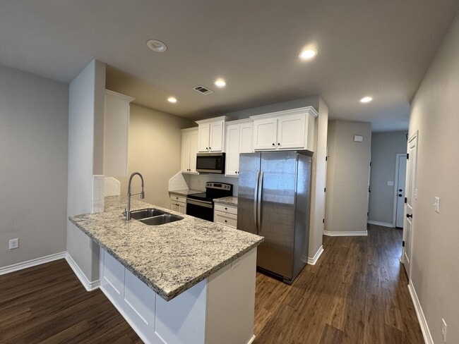 Building Photo - 5670 Shadowbend Cir N
