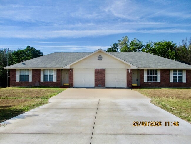 Building Photo - 165 Armadillo Ln