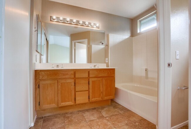 Building Photo - Desirable 3 Bedroom 2 Bath in Ivey Ridge C...