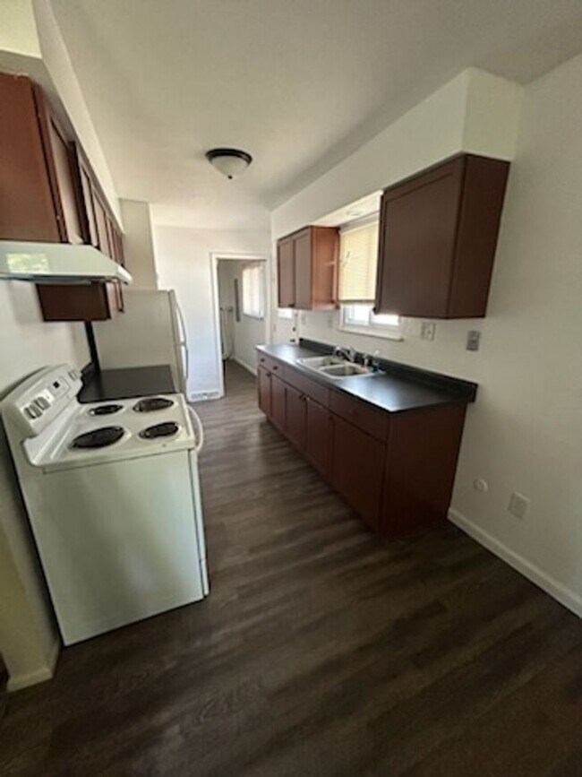 Building Photo - Three bed, one bath