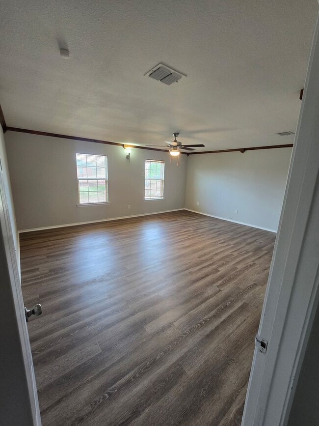 Building Photo - 4 Bedroom / 2.5 Bath / 2 Car Garage