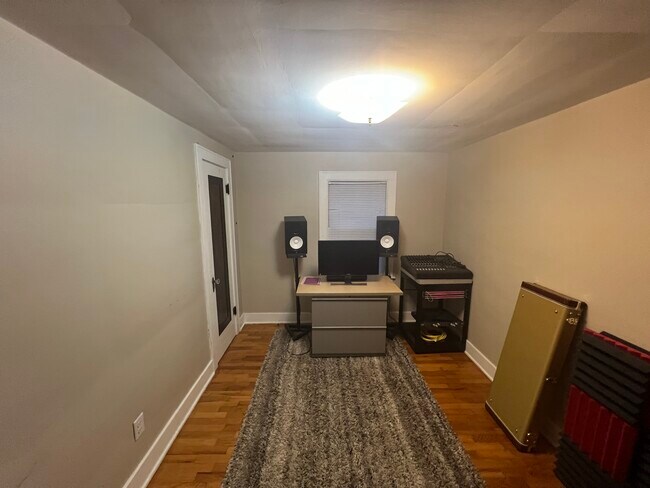 Building Photo - 1300 W Barnes Ave