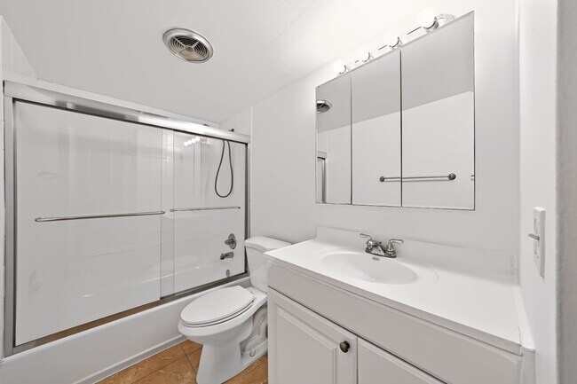Building Photo - 401 Golden Isles Dr