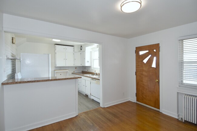 Open kitchen with breakfast bar - 121 Owendale Ave
