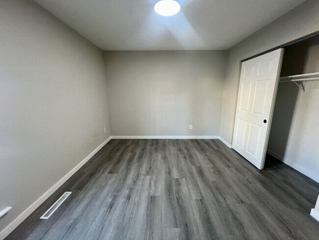 Building Photo - Conveniently located updated 2 bedroom!