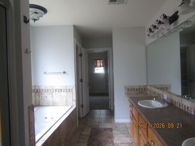 Building Photo - Beautiful 4-bedroom home located in the Heritage Hills Area!