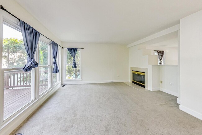 Building Photo - Cool on Cool Spring! Large SF 4 Bed + 2.5 BA