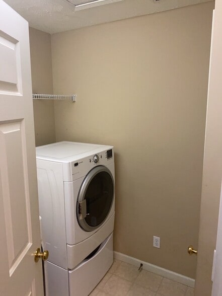 Building Photo - 2898 Andover Cir