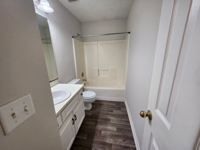 Building Photo - North Columbus 3 Bedrooms 2 Baths fenced