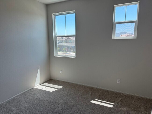 Building Photo - Beautiful House in the heart of Temecula -...