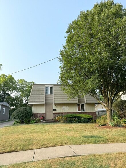 Primary Photo - 103 W Park St