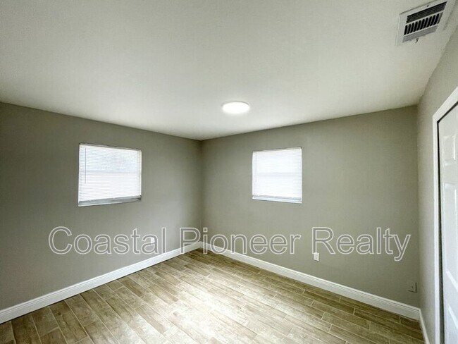 Building Photo - 8310 Croton Ave