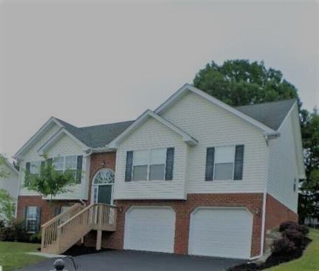 Primary Photo - 4 Bedroom 2 Half Bath Townhouse with 2 Car...