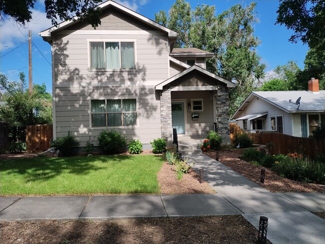 Building Photo - 208 Custer Ave