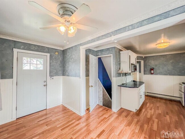 Building Photo - 114 Larch St