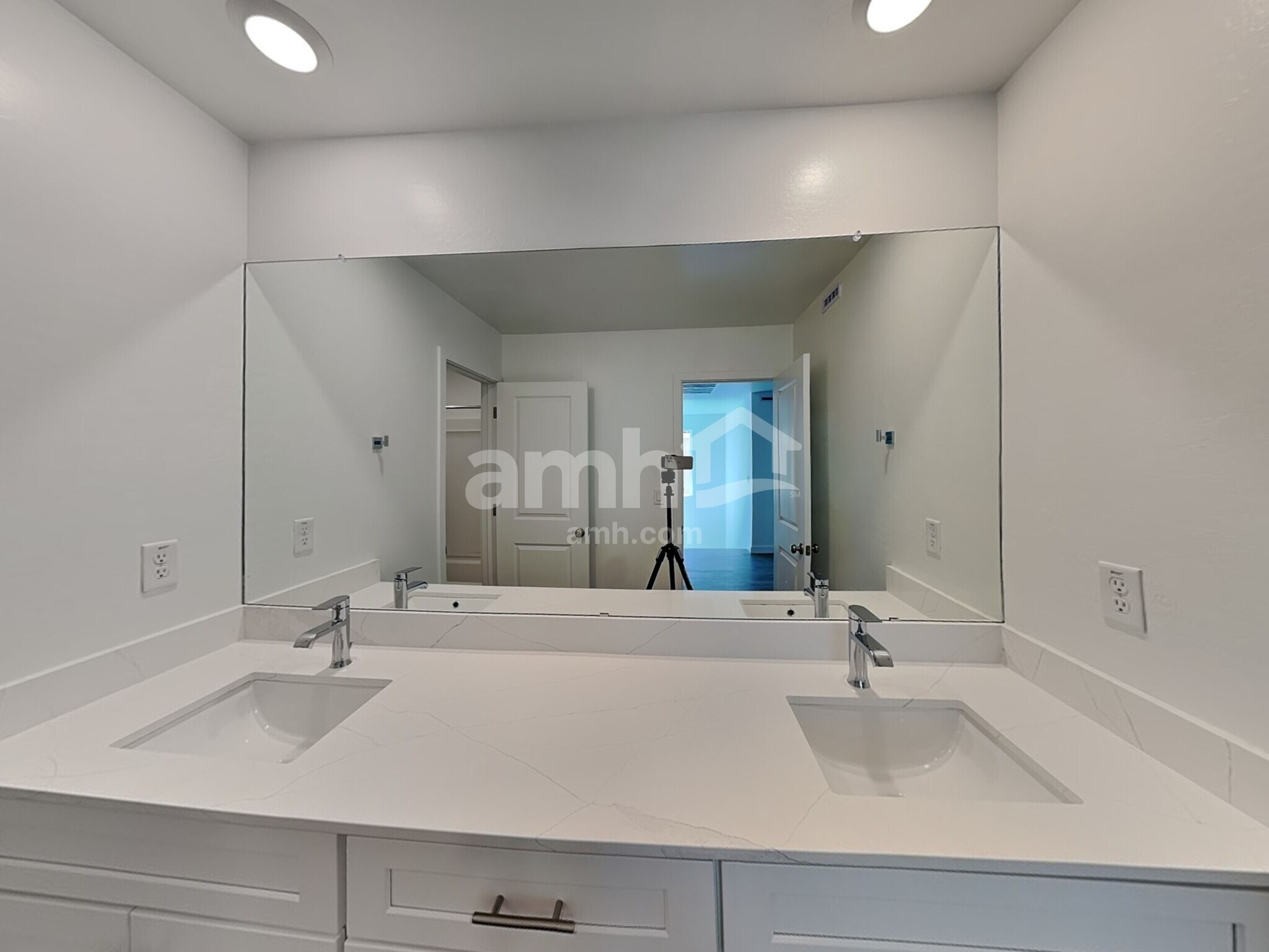 Building Photo - 20177 W Thomas Rd