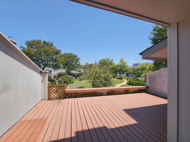 Building Photo - Spacious & bright 3 bedroom 2 bath home in...