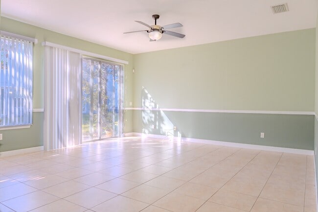 Building Photo - Modern 3-Bed Townhome with Garage & Patio in Casselberry – In-Unit Laundry, Central AC!