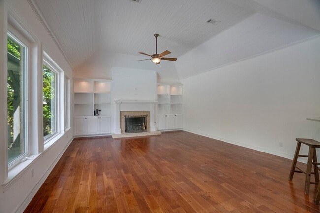 Building Photo - 10200 Treasure Island Dr