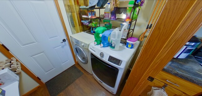 Building Photo - 3D Tour Available - Beautiful Town Home on East-Side with Lake View! Washer & Dryer included! Ava...