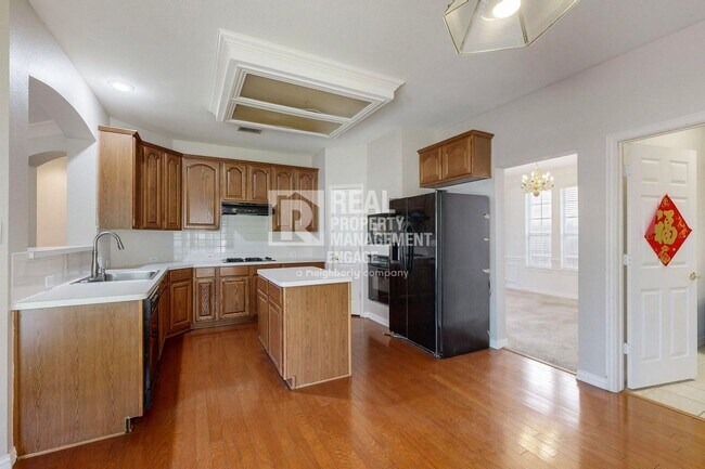 Building Photo - Elegant 5-Bedroom Home for Rent in Prime C...