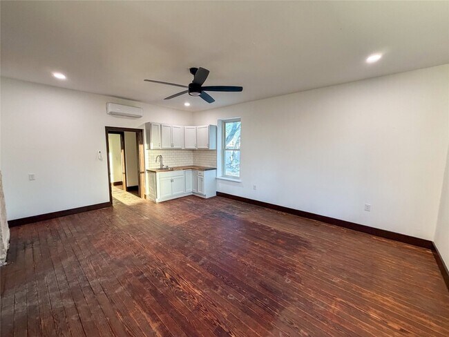 Building Photo - 107 E Stone St