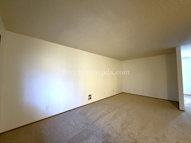 Building Photo - Cozy 2BD Apartment with Patio, East Portland