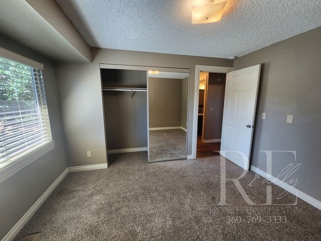 Building Photo - Meticulous 2-Bedroom with Courtyard