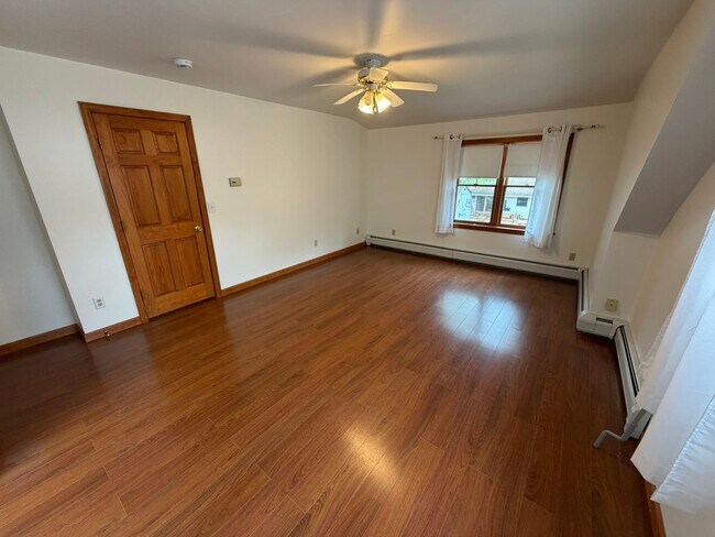 Building Photo - Beautiful 4 Bed / 2 Bath, Single Family Home. Close to Downtown Northampton!
