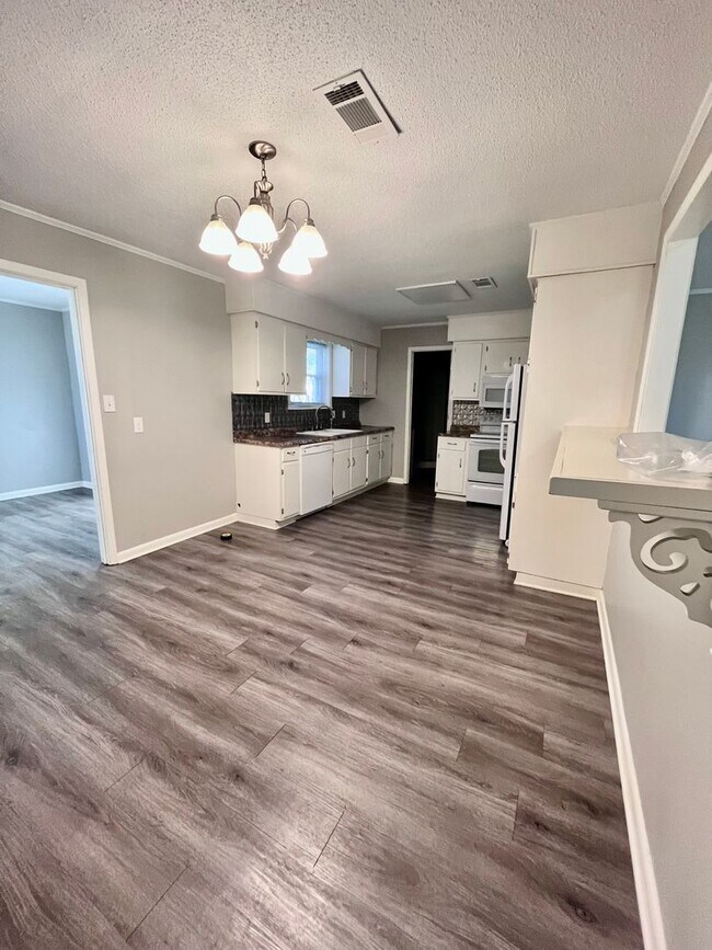 Building Photo - 4 Bedroom 2 Bathroom Home, Lonoke