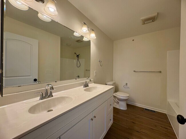 Building Photo - 3 Bedroom 2.5 Bathroom Townhome in Mechanicsburg!