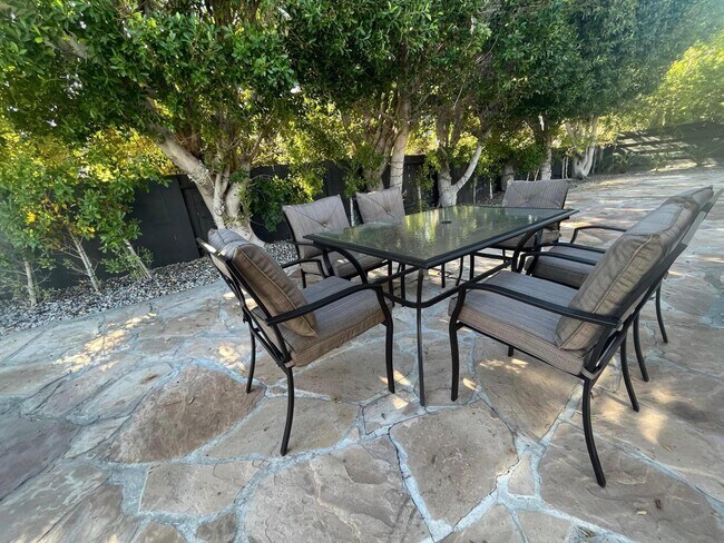 Building Photo - 1233 E Via Escuela