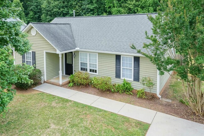 Building Photo - THREE BEDROOM HOME WITH LARGE YARD!