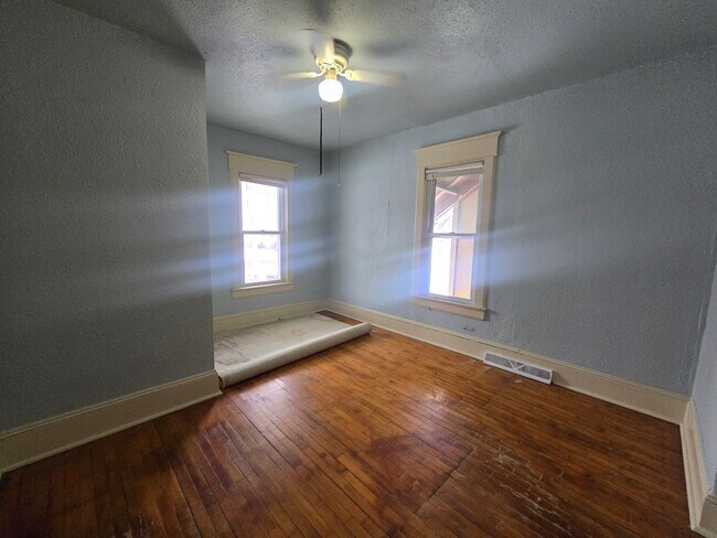 Building Photo - 406 Naymut St