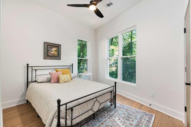 Building Photo - 977 Fleetwood Cir SW