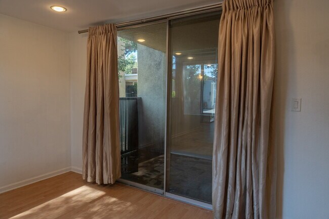 Building Photo - 465 S Los Robles Ave