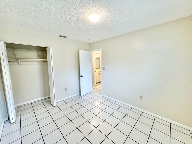 Building Photo - ** BONITA SPRINGS ** 2 BED / 1 BATH ** WES...