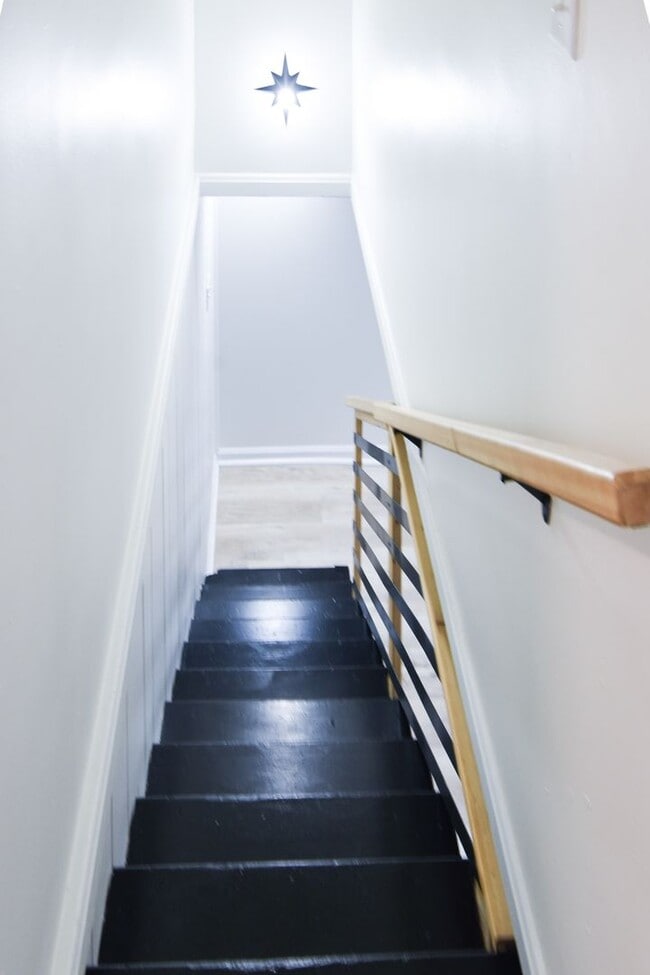 Building Photo - 5 Bedroom || 2 Bathroom - Single Family Ho...