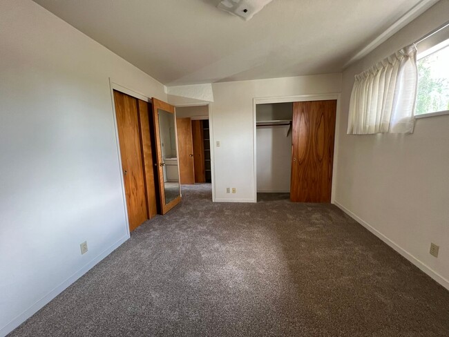 Building Photo - Upstairs - 1 Bedroom 1 Bath Apartment